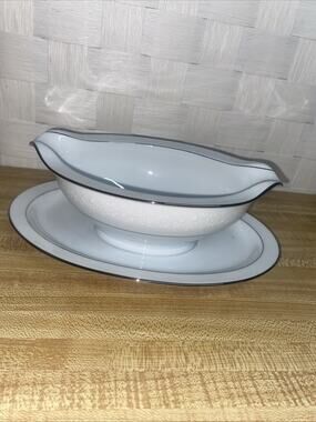 Noritake Buckingham 6438 Gravy Boat Attached Plate Retired Platinum Band